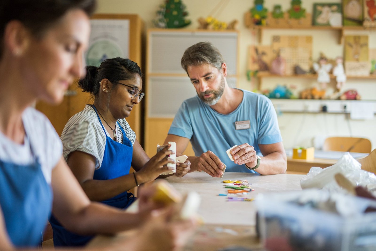 Erklären der Arbeiten bei der Herstellung von Holzspielzeug