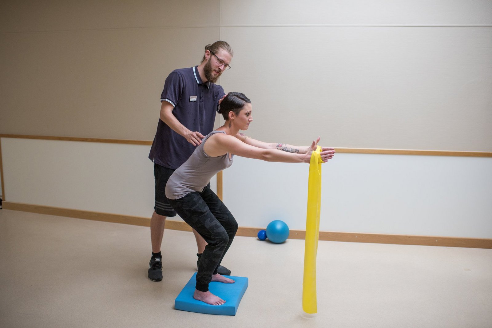 Physiotherapeut hilft bei einer Übung