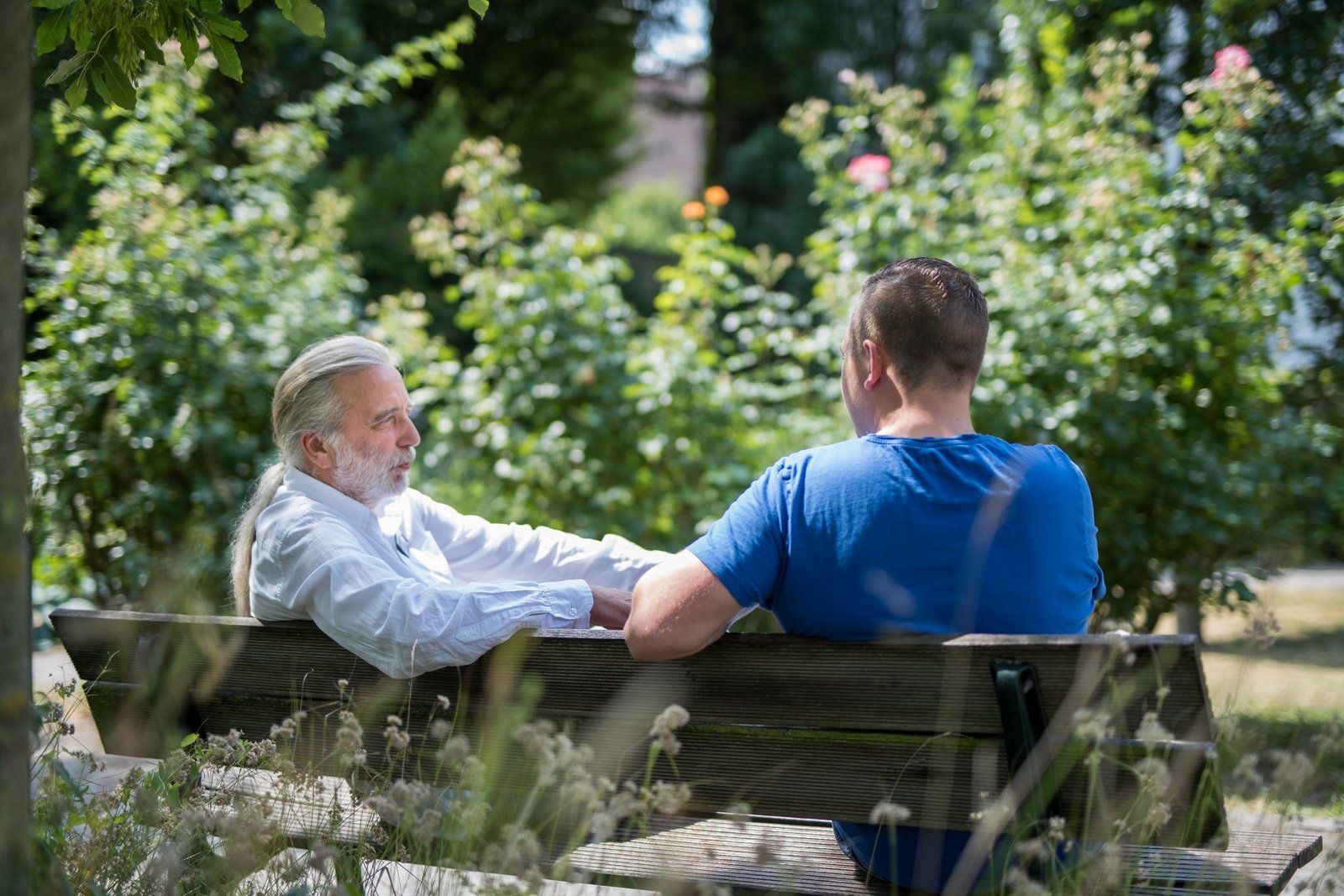 Gespräch im Krankenhausgarten