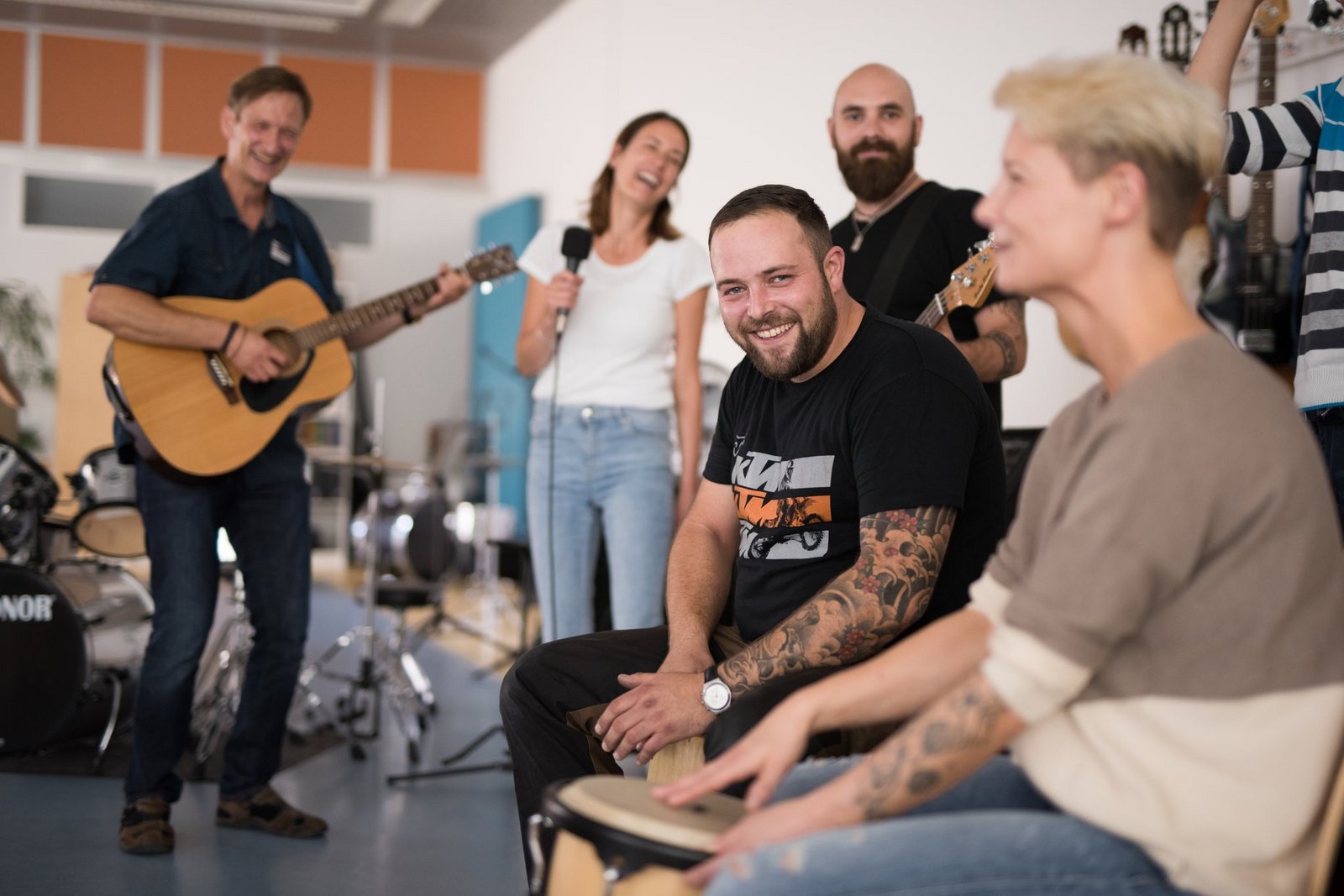 Eine Gruppe musiziert gemeinsam, Bandprobe