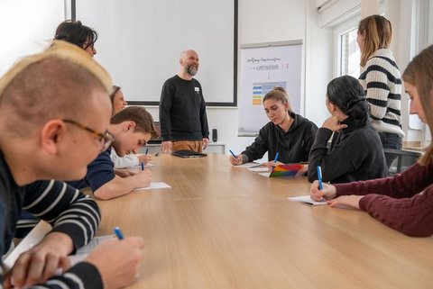 Praxisanleiter leitet eine Fortbildung für Auszubildende