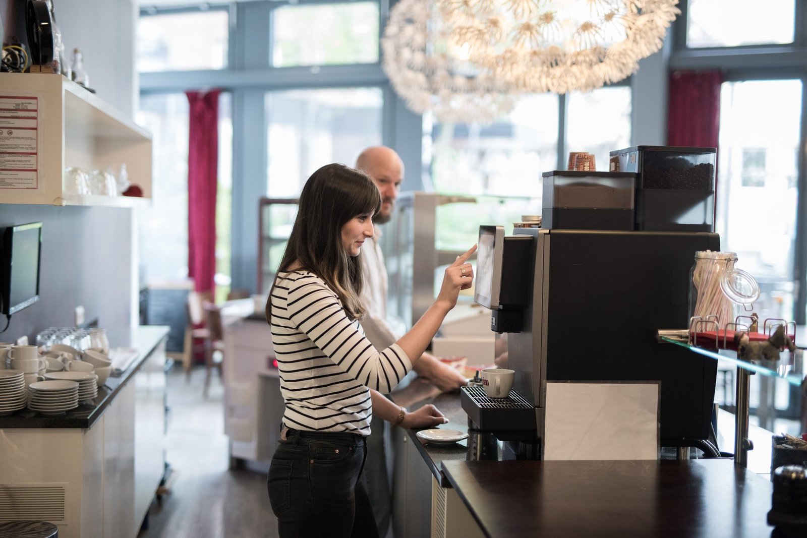 Blick hinter die Theke, Bedienung des Kaffeevollautomaten