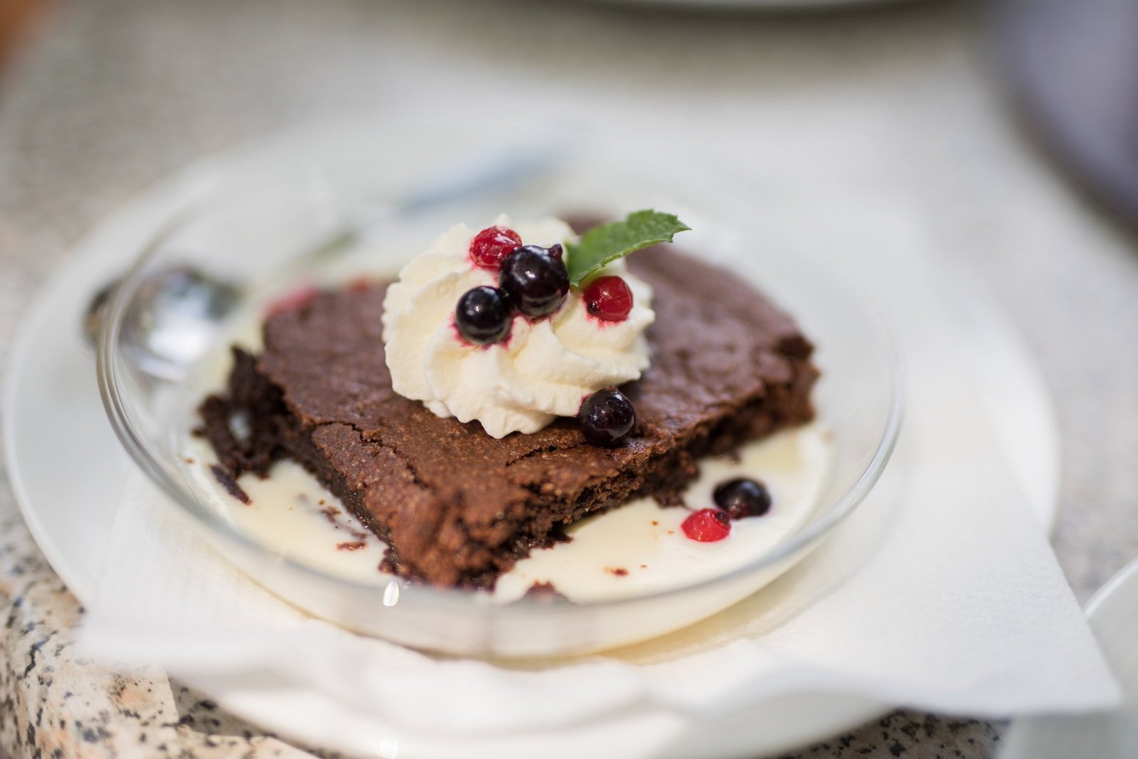 Schokoladendessert mit Sahne und Obst