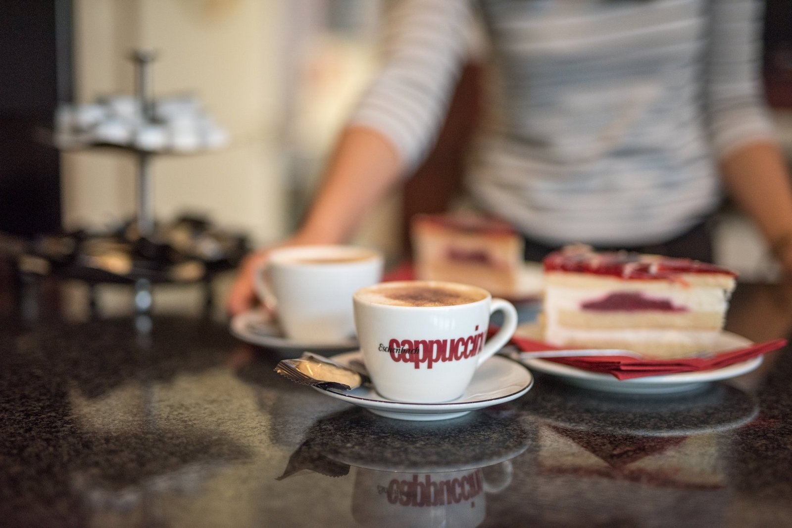 Kaffee und Kuchen werden an der Theke bereitgestellt, Detail