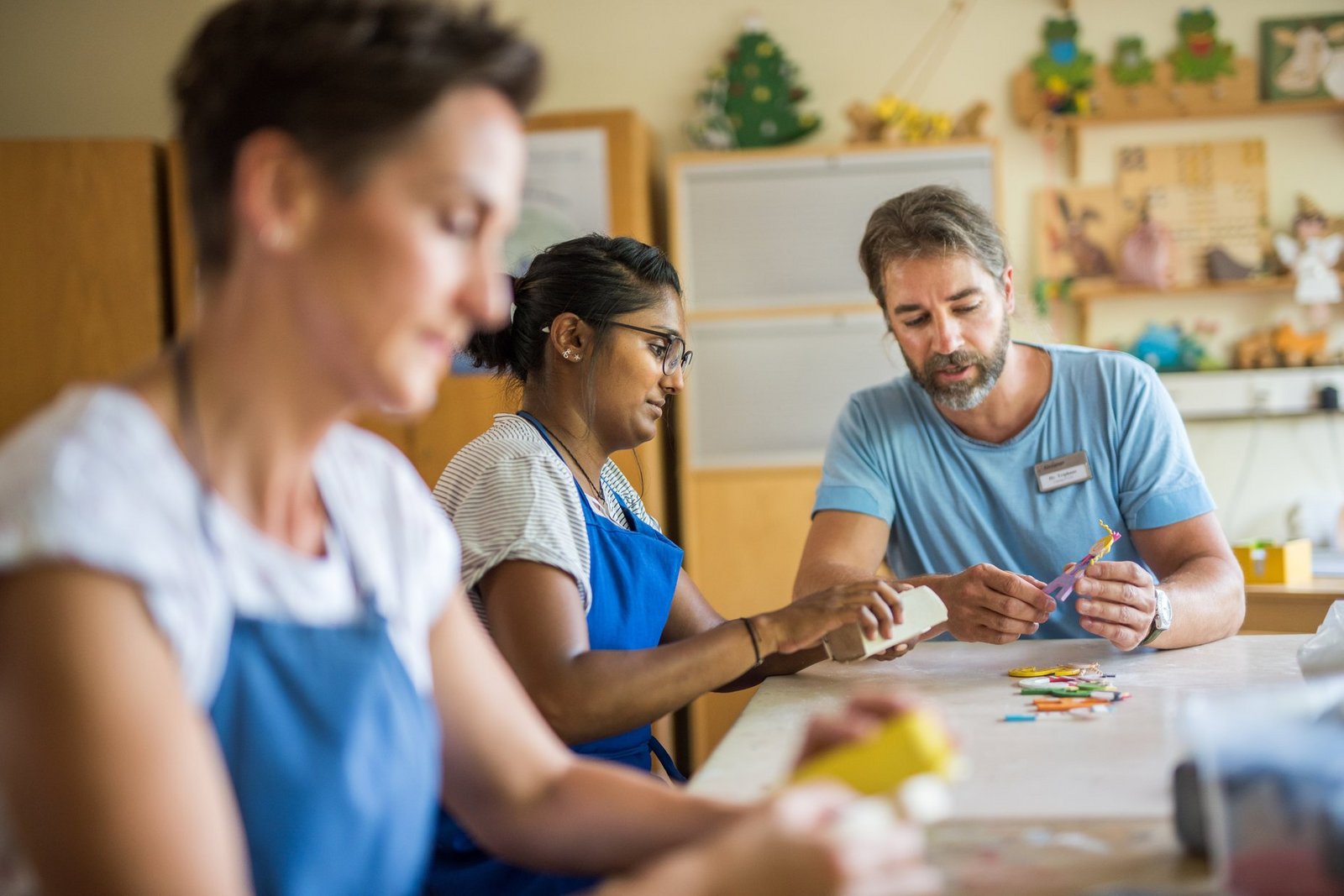 Erklären der Arbeiten bei der Herstellung von Holzspielzeug